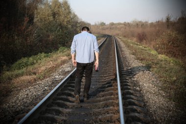 Demiryolunda alkollü bir adam var. Seyahat konsepti. Yalnız bir insan. İntihar konsepti. Depresyon hastalığı.