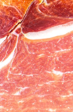 Kırmızı et dokusu fotoğrafı kapat. İtalyan prosciutto crudo veya jamon. Çiğ jambon. Domuz eti arka planı.