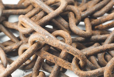Beyaz arka planda paslı zincirler. Fotoğrafı kapat..