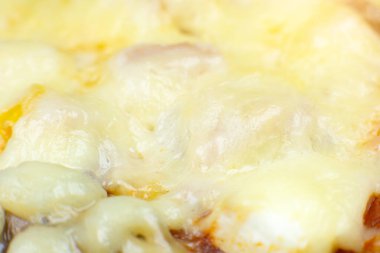 Sebzeli pizza, jambon, peynir ve mantar. Yaklaş, makro fotoğraf..