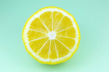 Mavi arkaplandaki limon desenli fotoğrafı kapat. Meyve ikiye bölünmüş, içeride, makro görünümde..