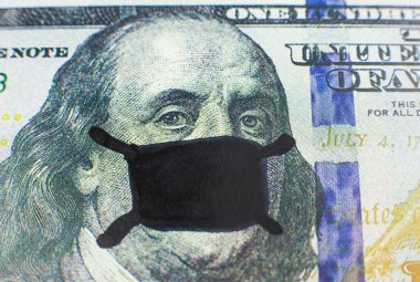 Tıbbi maskeli Franklin 'in olduğu bir dolar. Yaklaş, komik fotoğraf. Amerikan parası.