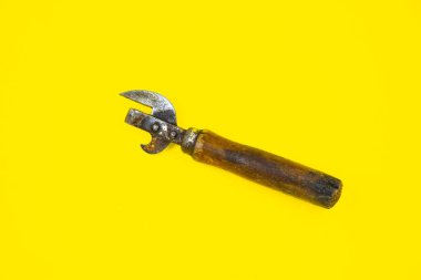 Eski ahşap tirbuşon. Şişe açacağı sarı arkaplanı kapatır.