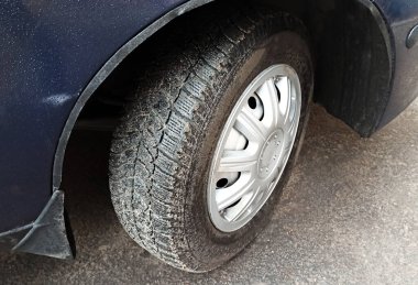 Araba lastiğinin koruyucusu, yakın plan.