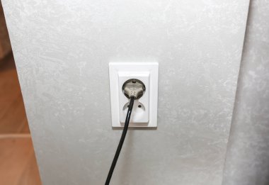 Beyaz duvarda yeni prizler var. Tadilattan sonra detaylar. Dairedeki restorasyon süreci.