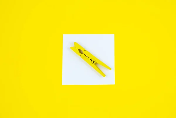 Blank White List Sticker Yellow Wooden Clothespin Закройте Бумагу Напоминанием — стоковое фото
