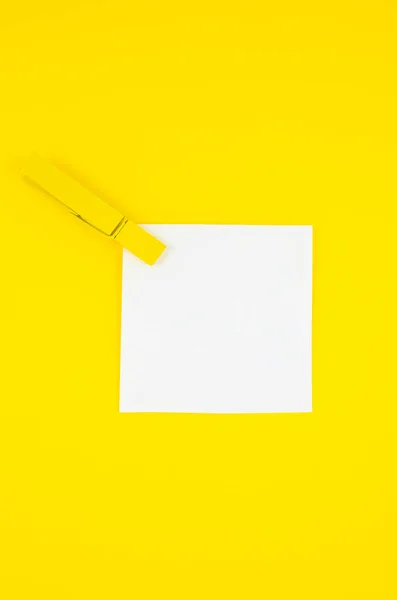 Branco Branco Para Fazer Lista Etiqueta Com Pano Madeira Amarelo — Fotografia de Stock