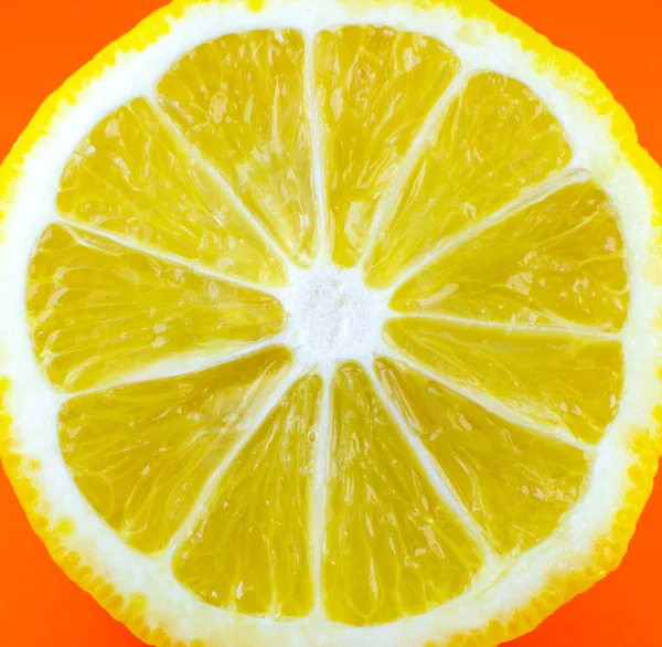 Закройте Фотографию Лимонной Текстуры Оранжевом Фоне Фрукты Разрезаны Пополам Внутри — стоковое фото