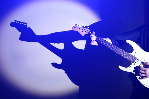 Silhueta Guitarra Elétrica Sombra Homem Segurando Instrumento Musical Músico Sob — Fotografia de Stock