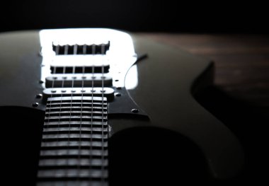 Beyaz elektro gitar. Müzik konsepti. Açık gölgeli yaratıcı stil.