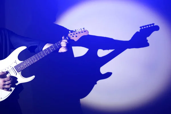 Silhueta Guitarra Elétrica Sombra Homem Segurando Instrumento Musical Músico Sob — Fotografia de Stock