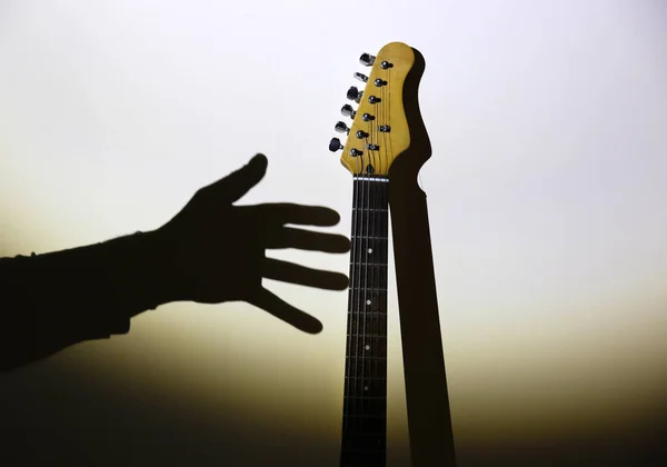 Conceito Sonhos Não Realizados Guitarra Elétrica Sombra Com Mão Homem — Fotografia de Stock