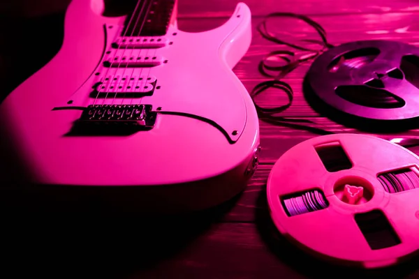 Guitarra Elétrica Branca Fundo Madeira Velhas Cassetes Gravador Bobina Bobina — Fotografia de Stock