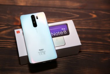 LVIV, UKRAINE - 30 Ekim 2019: Modern akıllı telefon Xiaomi Redmi Note 8 Pro ve 64 Mp. çözünme