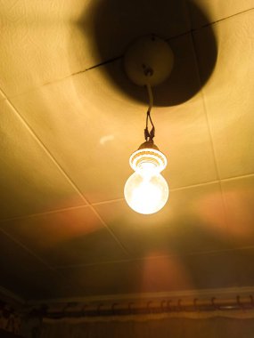 Tavanda eski bir lamba var. Onarım olmadan düz.