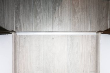 Kapalı alanda eşik kurulumu. Dairede tadilat yapılıyor. Çekiçli adam..