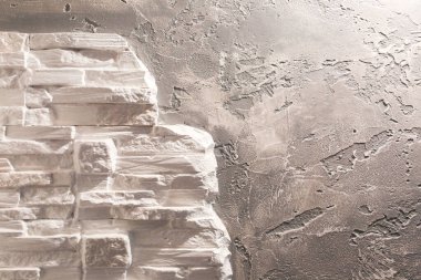 Dekoratif tuğlaları ve beton arka planı olan duvar. Bakım onarımı işe yarıyor. Dairede tadilat var. İçerideki restorasyon.
