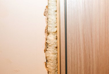 Sprey köpüklü kapı takılıyor. Onarım işe yarıyor. Dairenin bakımı. Yenileme odası.