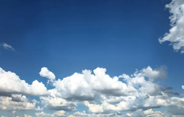 Красивые Пушистые Облака Фиолетовом Небе — стоковое фото