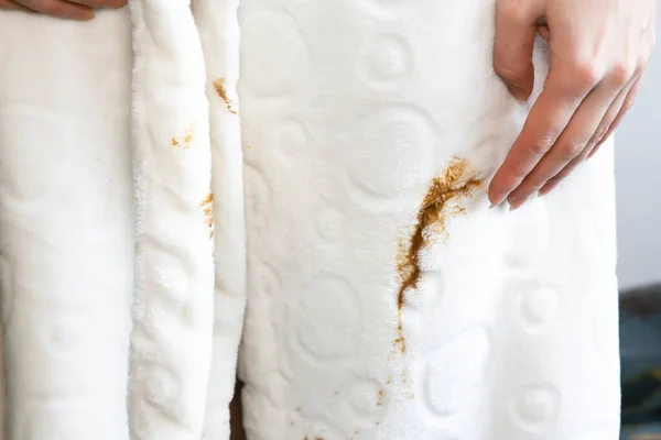 Vrouw Morst Koffie Vlek Witte Badjas Vuile Kleren — Stockfoto