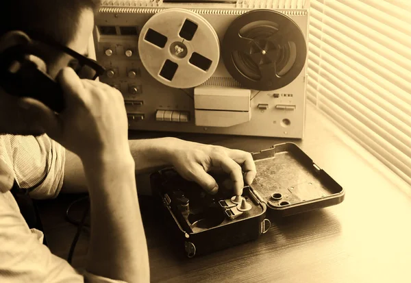 特別捜査官は現場電話セットソ連について話す リールテープレコーダーに盗聴器を仕掛けてる Kgbスパイの会話 — ストック写真