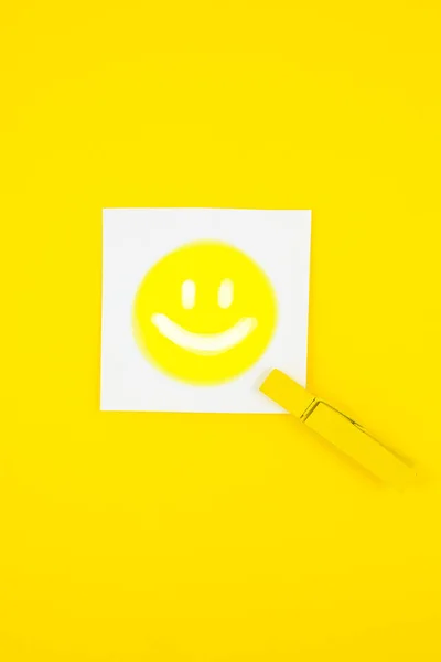 Smile White List Sticker Yellow Wooden Clothespin Напоминаем Бумагу Желтом — стоковое фото