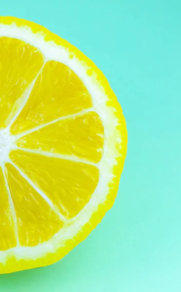 青い背景にレモンの食感の写真を閉じます 果物の半分 マクロビューでカット — ストック写真