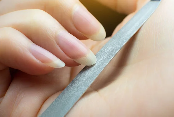 女は家でマニキュアをして爪を切る 接近中だ 爪切り工程 ネイルファイルマクロ — ストック写真