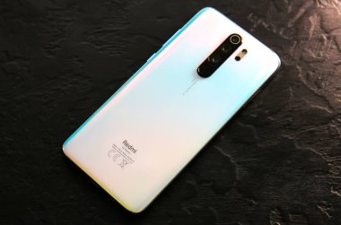 LVIV, UKRAINE - 30 Ekim 2019: Modern akıllı telefon Xiaomi Redmi Note 8 Pro ve 64 Mp. çözünme