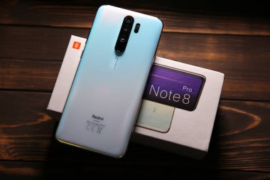 LVIV, UKRAINE - 30 Ekim 2019: Modern akıllı telefon Xiaomi Redmi Note 8 Pro ve 64 Mp. çözünme