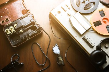 Dinleme için teyp kaydı. Saha telefonu ayarlandı. SSCB yakınlarda yatıyor. KGB casus konuşmaları.