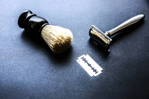 Escova Barbear Navalha Lâmina Mesa Homens Elegantes Ideia Presente Barbeiro — Fotografia de Stock