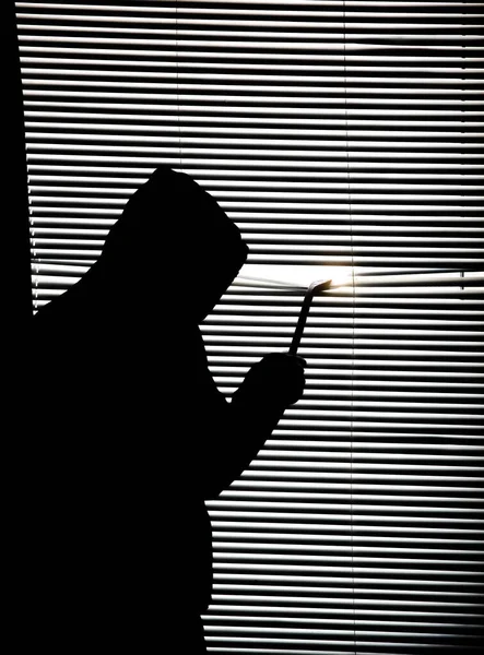 Brottsling Med Kofot Spionerar Genom Fönstret Gammelgardiner — Stockfoto
