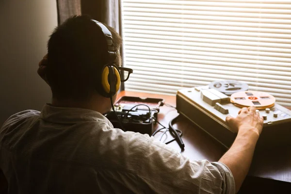 Bulanık fotoğraf. Memur kayıt cihazını dinliyormuş. KGB casus konuşmaları.