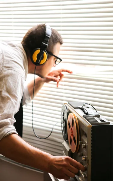 Agente Especial Escucha Grabadora Cinta Carrete Oficial Escuchas Auriculares Espiando —  Fotos de Stock