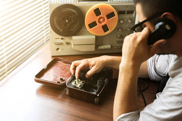 特别探员在苏联的野战电话机上讲话警官在卷筒录音机上窃听 克格勃间谍对话 — 图库照片