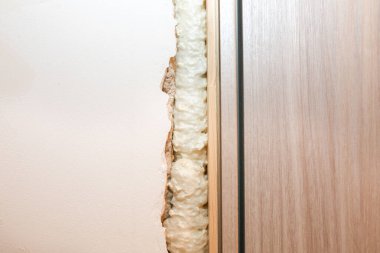 Sprey köpüklü kapı takılıyor. Onarım işe yarıyor. Dairenin bakımı. Yenileme odası.