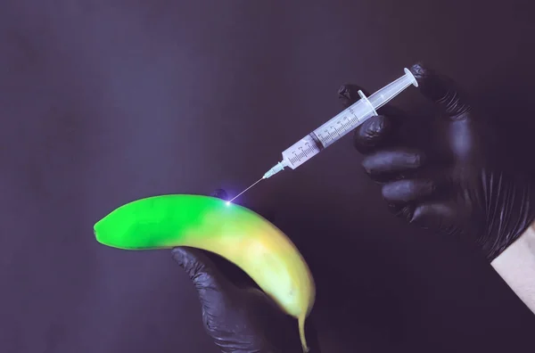 Hombre Está Inyectando Plátano Productos Gmp Fruta Con Pesticida — Foto de Stock