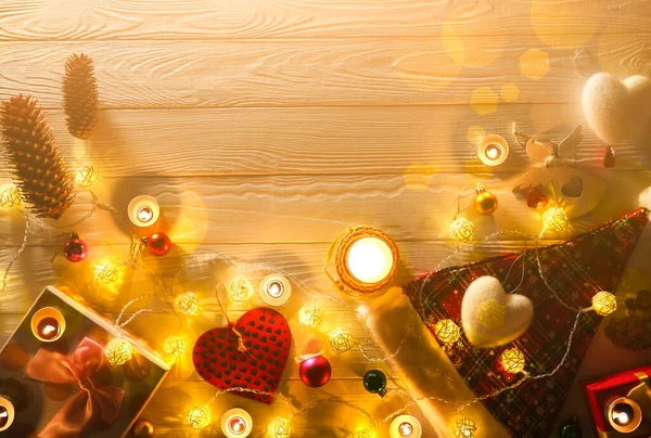 아름다운 크리스마스 사이에서 촛불이 타오르고 있습니다 휴가에 보내는 — 스톡 사진