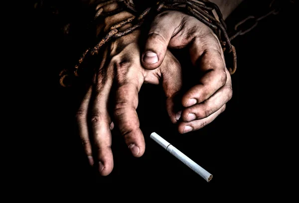 Mužovy Ruce Starých Rezavých Řetězech Cigarety Závislý Kouření Nebezpečný Zvyk — Stock fotografie