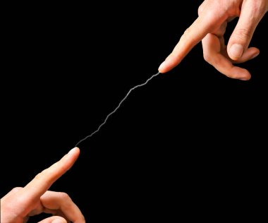 Aralarında bir bağlantı olan bir adam eli. Siyah arkaplanda izole.