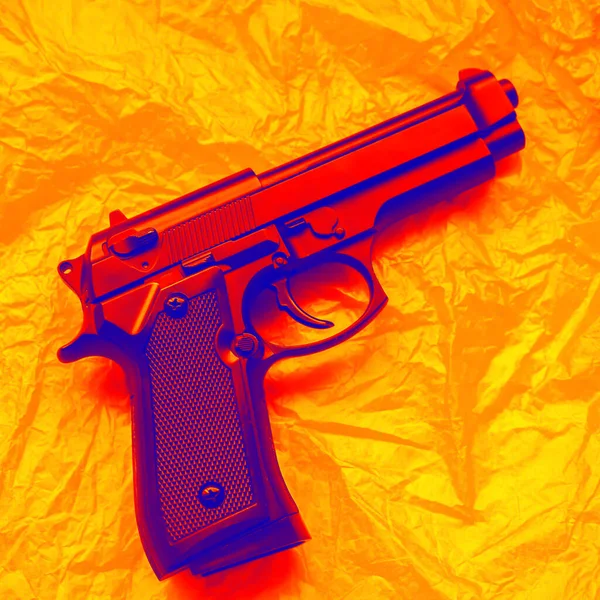 Pistola Tumbada Sobre Fondo Naranja Legalización Armas Concepto Crimen —  Fotos de Stock