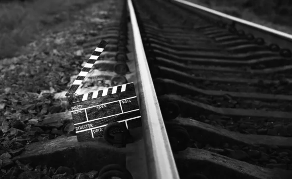 Μαύρη Σανίδα Ράγες Τρένου Στο Παρασκήνιο Σκηνοθεσία Και Κινηματογράφηση Κινηματογραφικών — Φωτογραφία Αρχείου