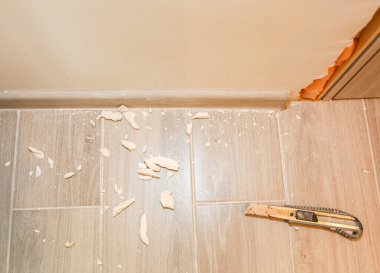 Süpürge tahtası kuruluyor. İçeride tamirat işe yarar. Dairede tadilat.