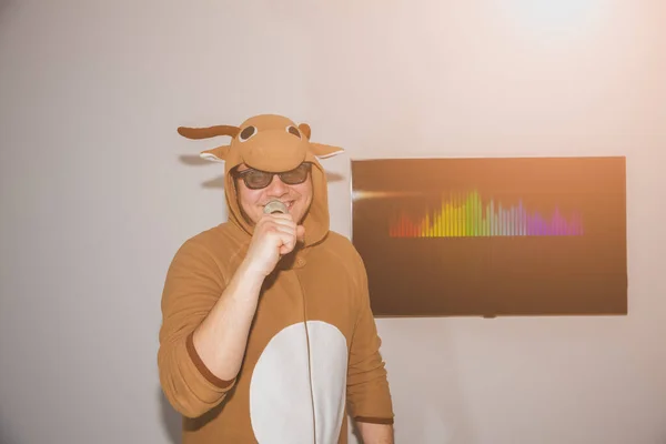 Człowiek Kostiumie Cosplay Krowy Śpiewającej Karaoke Facet Śmiesznej Zwierzęcej Piżamie — Zdjęcie stockowe