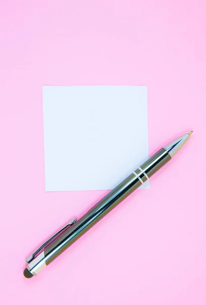 Weiße Aufkleber Auf Der Liste Mit Stift Leer Suche Nach — Stockfoto