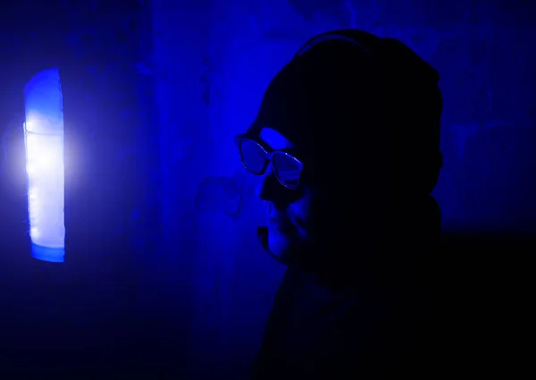 Hangstúdió Fiatal Férfi Szemüvegben Fejhallgatóval Éjszakai Partin Egy Neon Fényű — Stock Fotó