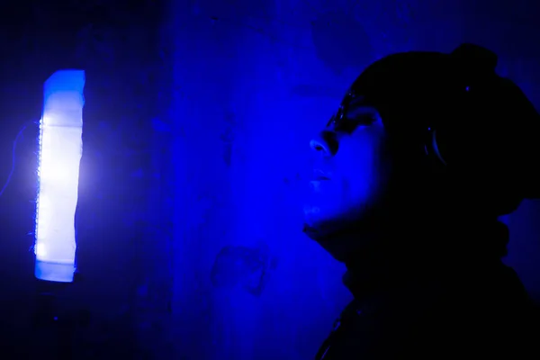 Hangstúdió Fiatal Férfi Szemüvegben Fejhallgatóval Éjszakai Partin Egy Neon Fényű — Stock Fotó