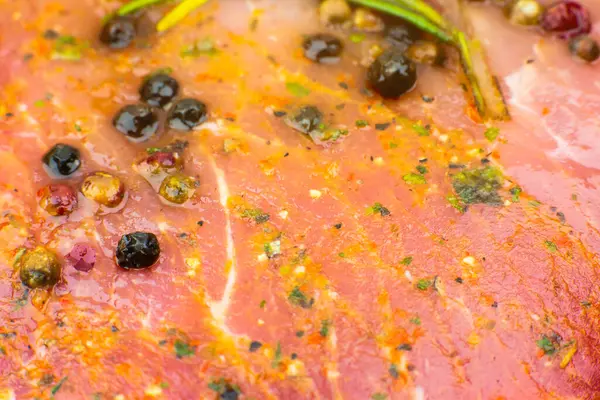 Rauw Varkensvlees Met Specerijen Groene Rozemarijn Rood Vlees Textuur Achtergrond — Stockfoto