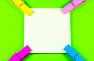 Renkli ahşap mandallı boş sarı çıkartma. Yeşil arka plan notlarını kapat. Boşluğu kopyala.